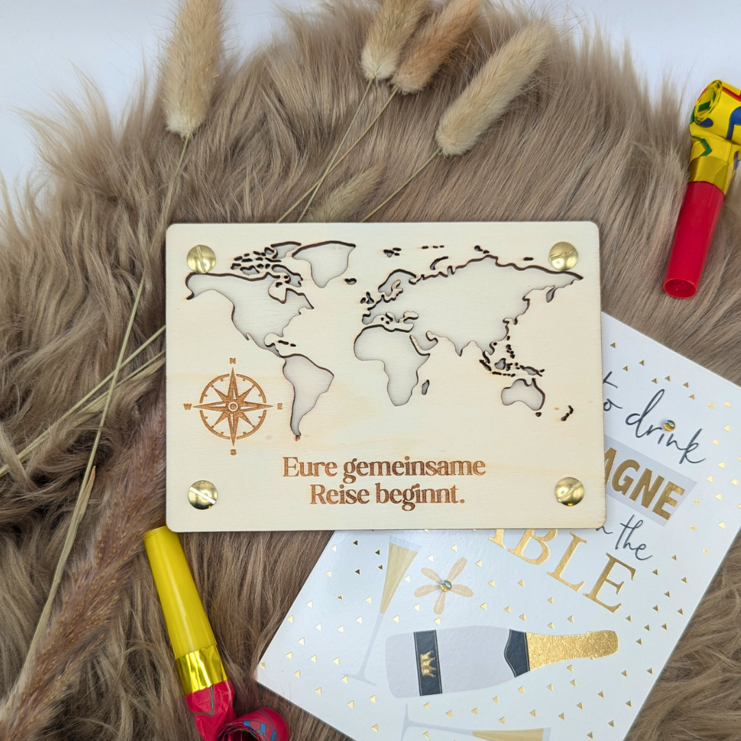 Holzkarte mit Weltkarte – „Eure gemeinsame Reise beginnt“ – Hochzeitskarte, Geldgeschenk oder Gutschein für Paare & Reisende