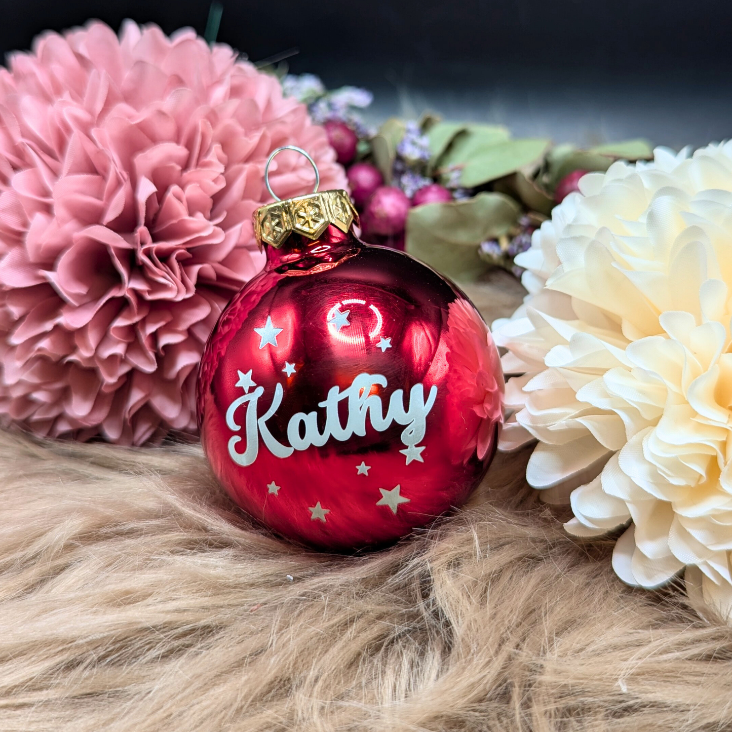 Personalisierte Weihnachtskugel mit Sternen – Graviert mit deinem Namen