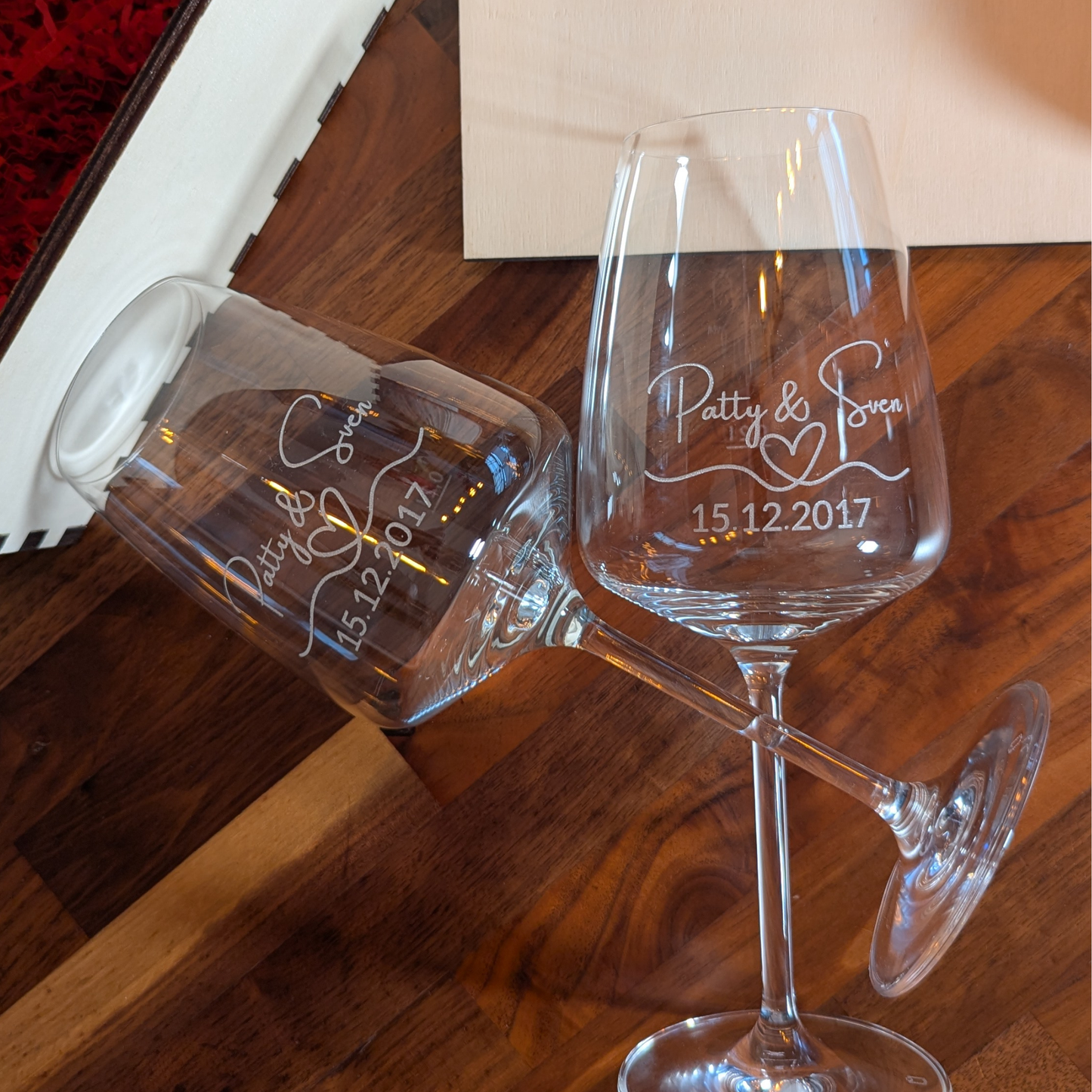 Personalisiertes Weinglas Set mit Gravur – 2 Rotweingläser + Holzbox mit Namen & Datum – Hochzeitsgeschenk, Valentinstag, Jahrestag, Verlobung, Brautpaar