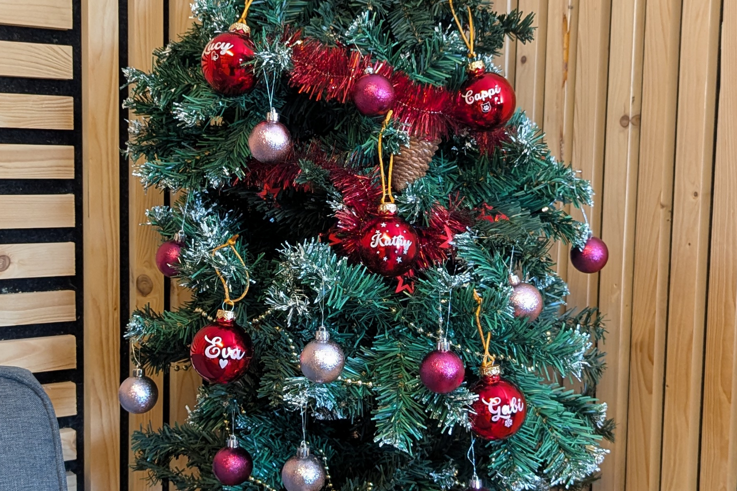 Personalisierte Weihnachtskugel mit Sternen – Graviert mit deinem Namen