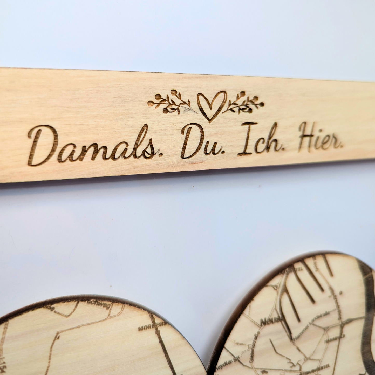 Damals. Du. Ich. Hier. – Erinnerung als Holzbild mit Karte