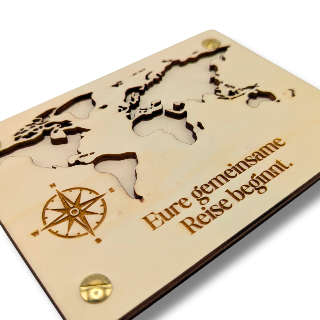 Holzkarte mit Weltkarte – „Eure gemeinsame Reise beginnt“ – Hochzeitskarte, Geldgeschenk oder Gutschein für Paare & Reisende