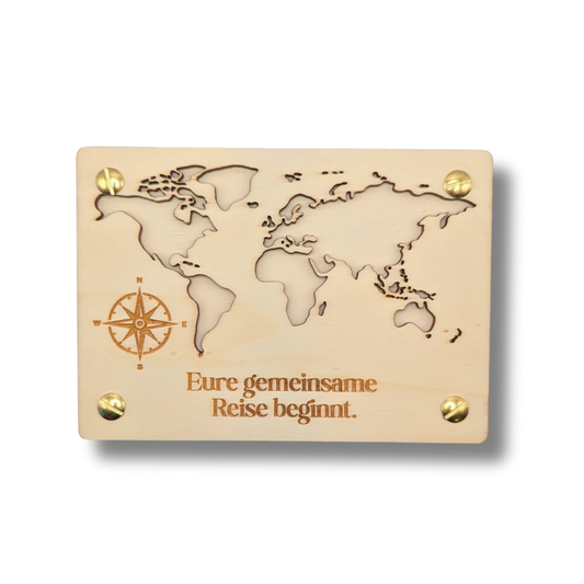 Holzkarte mit Weltkarte – „Eure gemeinsame Reise beginnt“ – Hochzeitskarte, Geldgeschenk oder Gutschein für Paare & Reisende