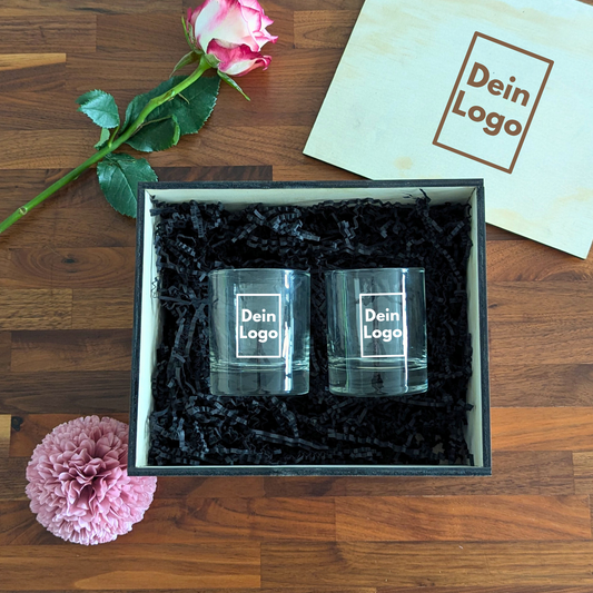 Whiskyglas Geschenkset mit eigenem Logo – 2 gravierte Tumbler + Holzbox personalisiert – Logo, Grafik oder Illustration gravieren lassen