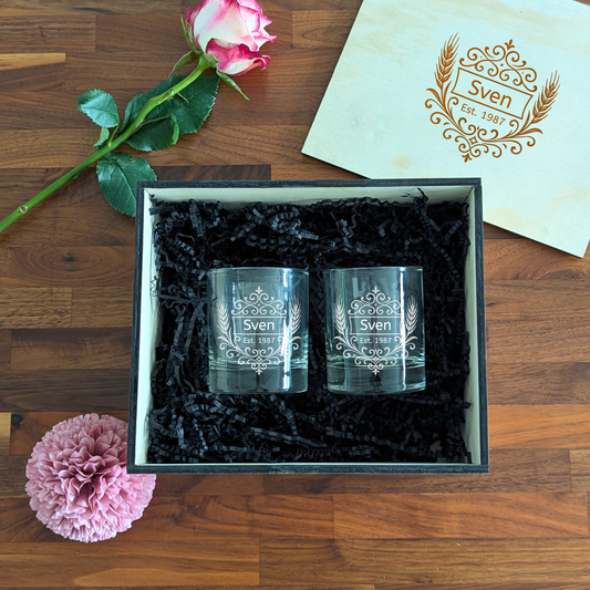 Whiskyglas Geschenkset mit Gravur – 2 Gläser & Holzkiste personalisiert