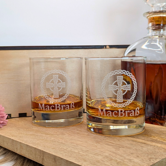 Whiskyglas Geschenkset mit eigenem Logo – 2 gravierte Tumbler + Holzbox personalisiert – Logo, Grafik oder Illustration gravieren lassen