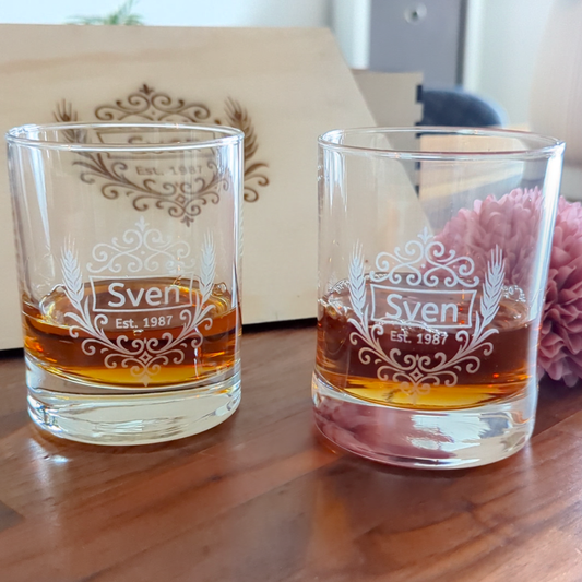 Whiskyglas Geschenkset mit Gravur – 2 Gläser & Holzkiste personalisiert